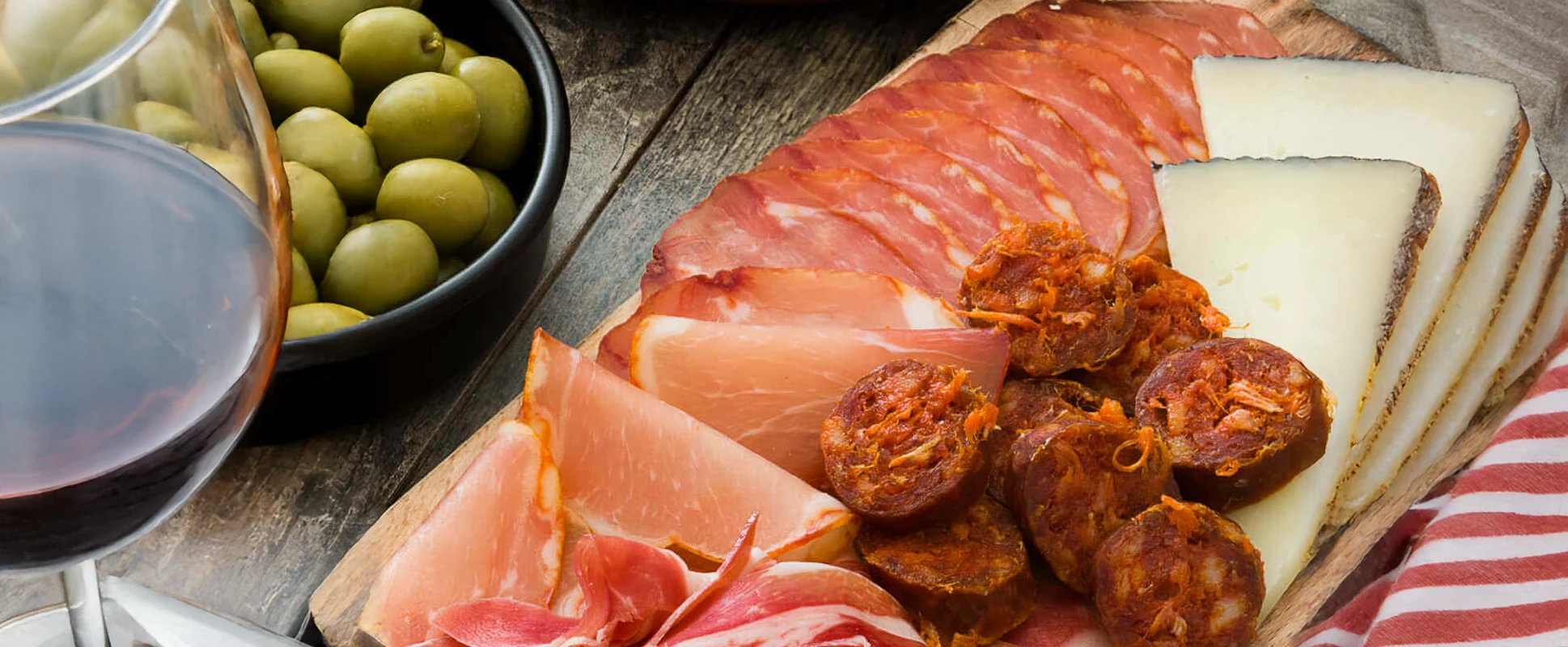 Tablas de embutidos que puedes comprar aqui, tenemos Jamones, embutidos, quesos y vinos de Román García